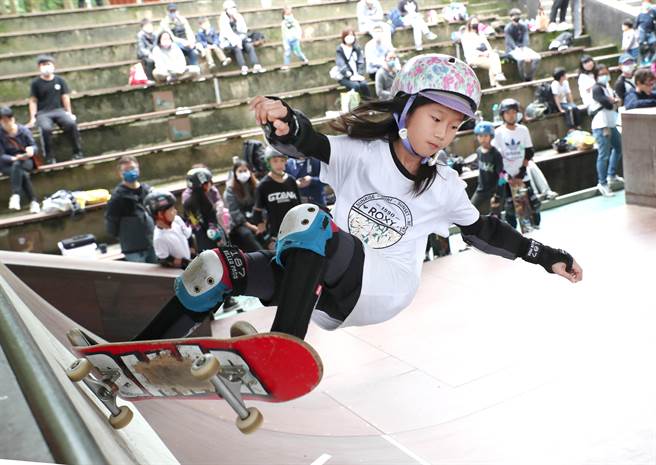 滑板競速障礙賽項目，參賽的國小組選手，輕巧的控制滑板以極大的角度滑行在斜坡上。（鄭任南攝）