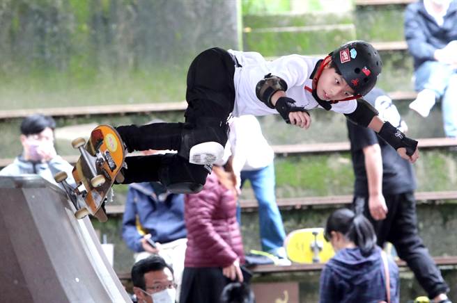 滑板競速障礙賽項目，參賽的國小組選手，輕巧的控制滑板以極大的角度滑行在斜坡上。（鄭任南攝）