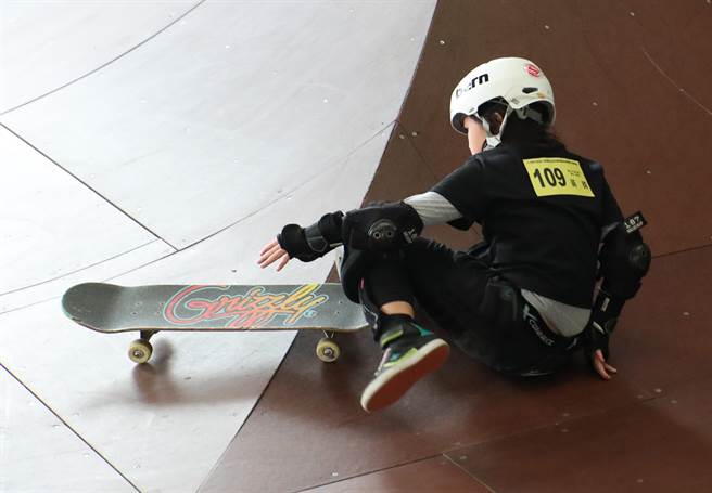 滑板競速障礙賽項目，參賽的國小組選手，在斜坡上滑行偶有失誤但仍緊緊跟上抓住滑版，繼續既定的路程。（鄭任南攝）