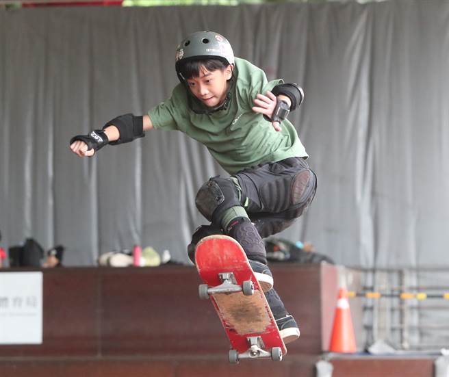 滑板競速障礙賽項目，參賽的國小組選手，在場內障礙設施競速後，最後以高速凌空壓線。（鄭任南攝）