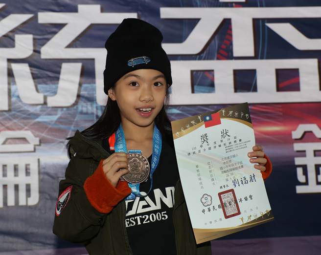 滑板競速障礙賽項目，參賽的國小組選手分成低、中、高年級組參與比賽，得獎的建安國小余若荷獲頒獎牌與獎狀後高興展示她的成果。（鄭任南攝）