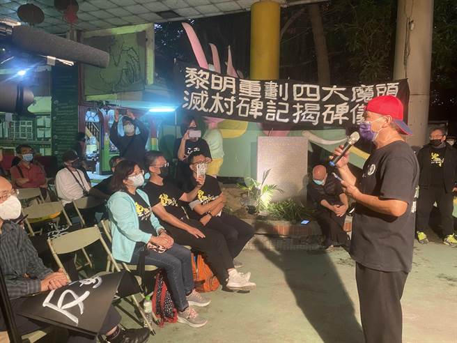 台中市黎明幼儿园园长林金连11月28日特别邀请秋斗主要成员到黎明幼儿园参与「反莱猪、护藻礁」晚会。（冯惠宜摄）