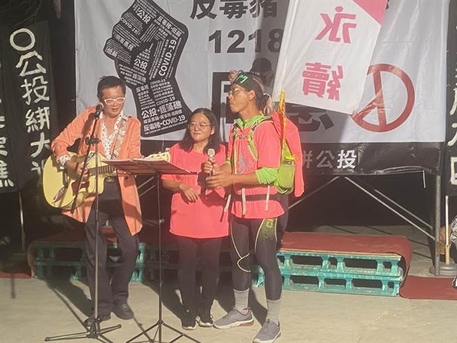 晚会也邀请到哲学歌手沈怀一到场演唱他自己创作词曲的秋斗战歌以及反莱猪、护藻礁的主题歌曲。（冯惠宜摄）