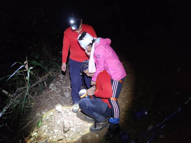 刘姓妇人坠落边坡，头部多处撕裂伤，救队员以人力背负方式将她救下山送医。（台中市消防局提供／王文吉台中传真）。