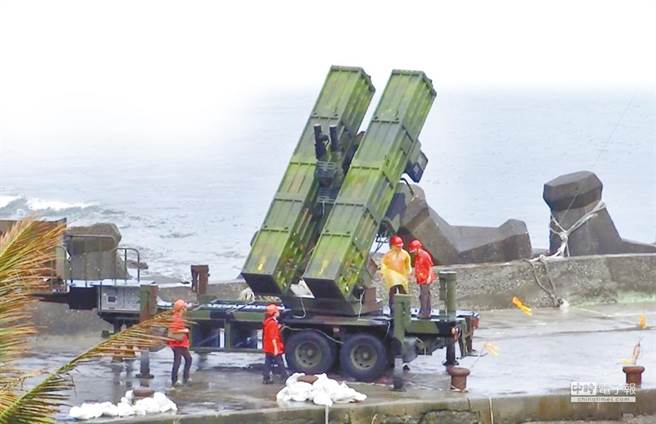 国军的飞弹发射车都是柴油引擎，需要添加尿素做为触媒转换剂，可能面临尿素缺货危机。图为天弓二型防空飞弹车。（庄哲权翻摄）