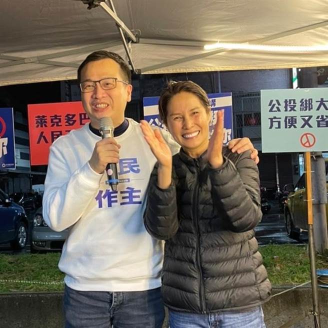 國民黨副秘書長羅智強(左)在臉書PO文表示，有無黨籍立委高金素梅(右)當戰友，一起宣傳公投，真好。(取自羅智強臉書)