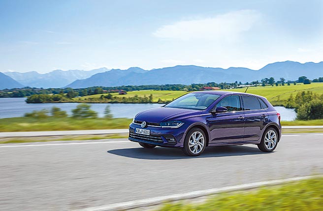 台灣福斯汽車搶先開放高階車型The new Polo 230TSI Style預售方案，消費者以91.8萬元入主且於2022年1月31日前領牌者，即可獲贈免費第一次基礎換油保養。圖／台灣福斯汽車提供