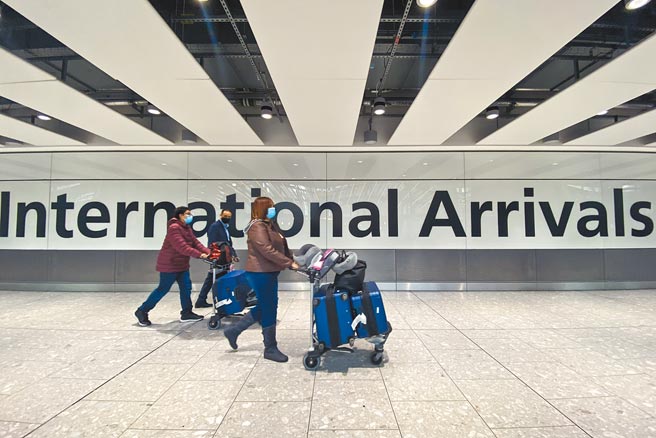 面對Omicron來勢洶洶，英國在內等多國紛紛對來自南非及其周邊的旅客祭出禁飛令。圖為英國倫敦希斯洛機場26日的國際旅客入境情況。（美聯社）