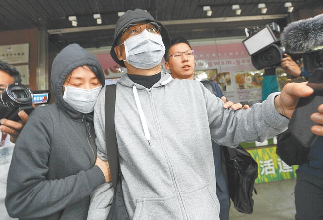 中国创新投资公司主席向心（中）、龚青（左）夫妇卷入王立强「共谍案」，遭台北地检署传唤。（本报资料照片）