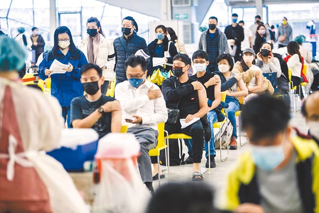 庄人祥表示，新加坡研究指出，高龄者未接种疫苗染疫死亡率，是未接种者10倍，呼吁还没打疫苗的民眾尽快接种。图为民眾27日前往花博疫苗站接种疫苗。（郭吉铨摄）