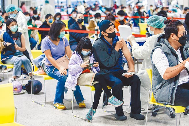 南非出现的新冠变种病毒Omicron引起全球恐慌，BNT、AZ及莫德纳已加紧研究疫苗效力。图为民眾27日前往花博疫苗站接种疫苗。（郭吉铨摄）