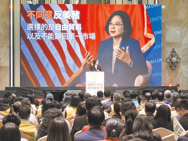 图为蔡英文总统27日到台中宣讲公投案。（陈世宗摄）