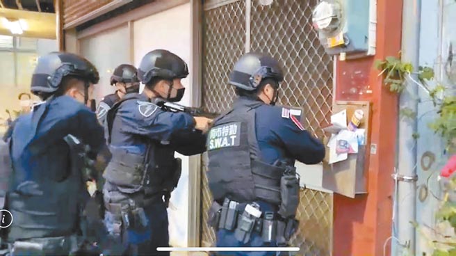 台南市警方攻坚搭救被狗炼綑绑施虐的被害人。（读者提供／洪荣志台南传真）
