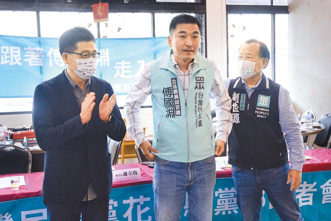 花蓮市前民代傅國淵（中），在民眾黨祕書長謝立功（左）、黨部主委趙世源（右）陪同下，宣布退出民進黨，披上民眾黨戰袍參加明年縣議員選舉。（王志偉攝）