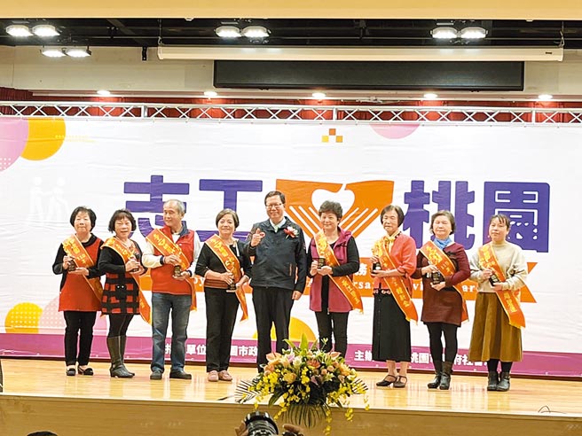 桃園市長鄭文燦頒獎給16位績優志工、8組績優志工家庭、9組績優志工團隊、9組樂齡影響力短片獲獎者。（陳夢茹攝）