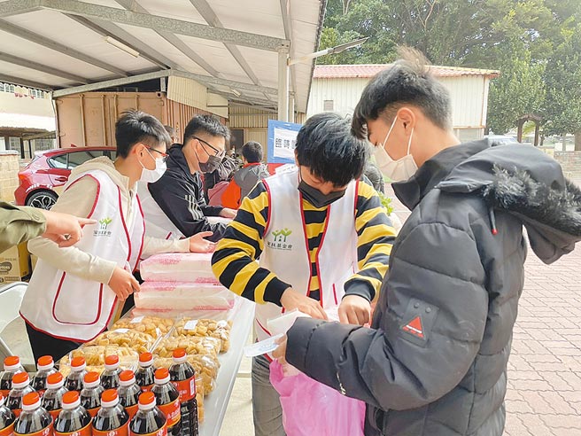 彰化家扶中心扶助县内1743户经济弱势家庭，今年新增172户，彰化家扶中心27日举办新户说明会和现金与实物发放。（彰化家扶中心提供／吴敏菁彰化传真）