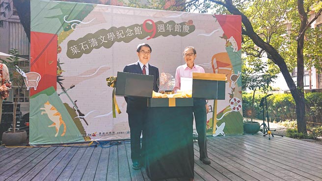 台南市长黄伟哲开箱叶石涛文学奖奖座。（程炳璋摄）