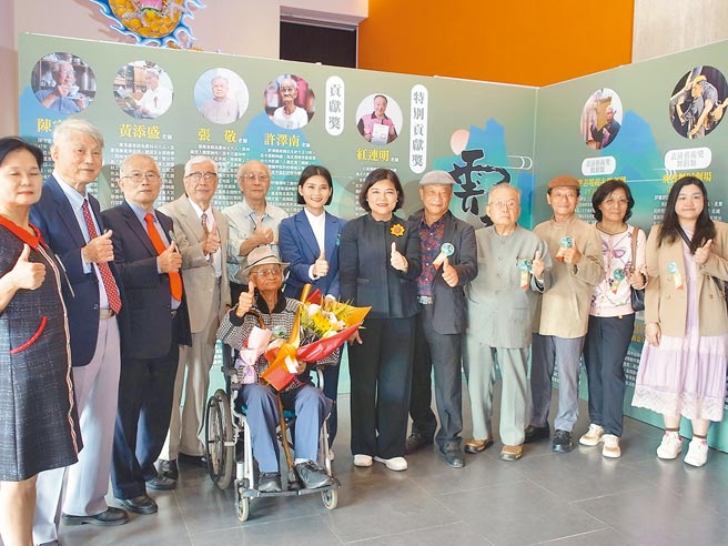 雲林縣政府頒發文化藝術獎，8人獲最高殊榮「貢獻獎」。（張朝欣攝）