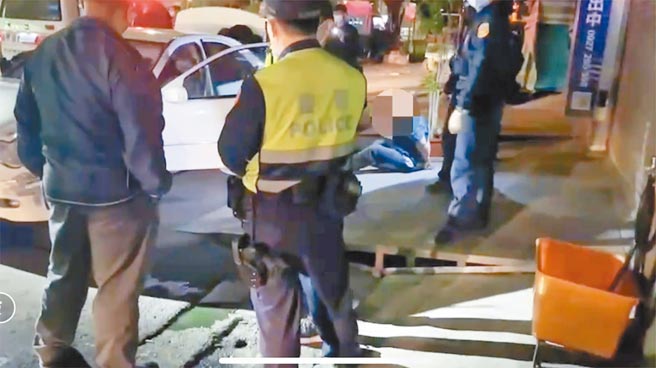 台南市警方追逐20公里、開了19槍才將涉嫌持有毒品的朱姓男子（坐地上者）逮捕。（讀者提供／洪榮志台南傳真）