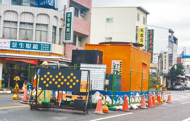 台東市區多處地方正在進行下水道工程，卻有縣府員工疑因在下水道工程被認為對業者太「龜毛」遭毆打。（民眾提供／莊哲權台東傳真）