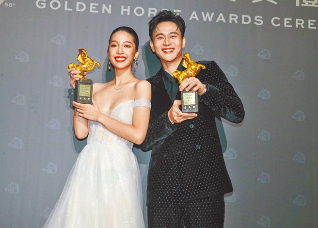 刘冠廷（右）、王渝萱分别获得金马奖最佳男、女配角奖。（粘耿豪摄）