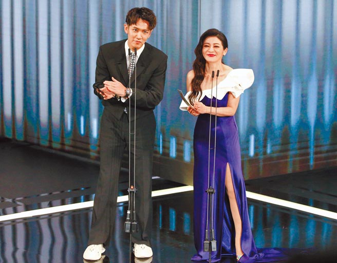 王彩桦（右）、柯震东曾演母子，昨在典礼上担任颁奖嘉宾。（杜宜谙摄）