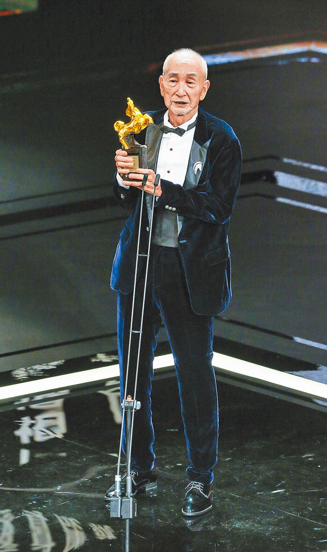 蔡扬名昨获颁终身成就奖，高举奖座分享喜悦。（杜宜谙摄）