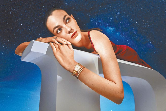 义大利超模Vittoria Ceretti展示宝格丽Serpenti Seduttori系列腕表。（宝格丽提供）