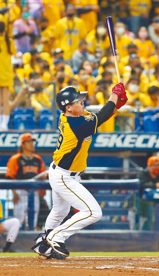 7局下詹子賢率先擊出陽春全壘打。（黃國峰攝）
