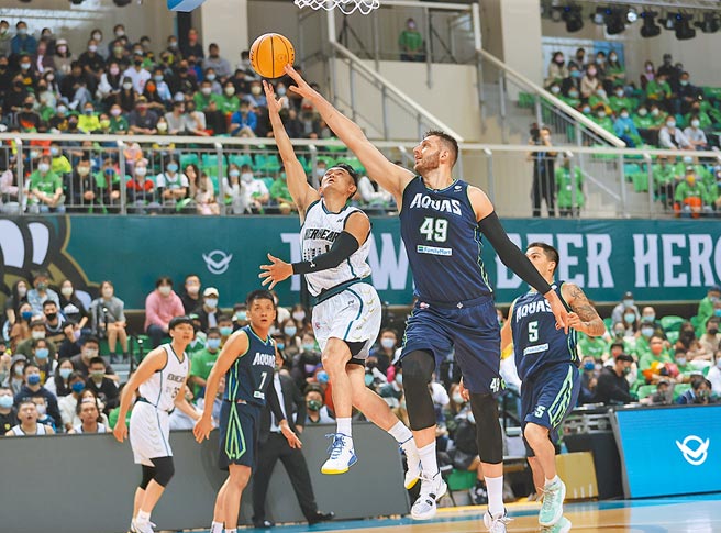 台啤蔣淯安上籃，遭到海神洋將庫薩斯火鍋伺候。（T1聯盟提供）