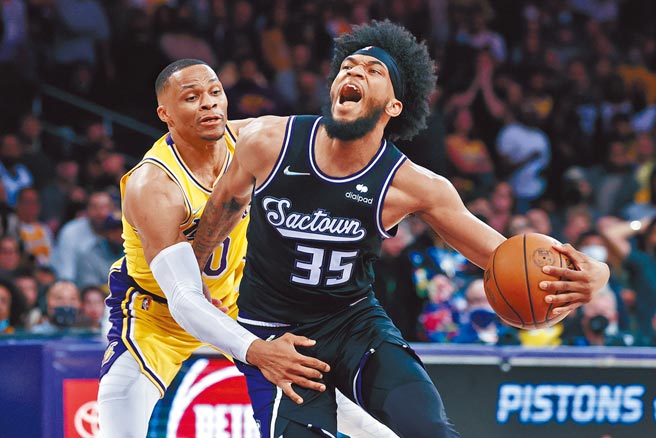 湖人控衛韋斯布魯克（左）為了阻止國王後衛貝格利突破，疑似使出「猴子偷桃」。（美聯社）