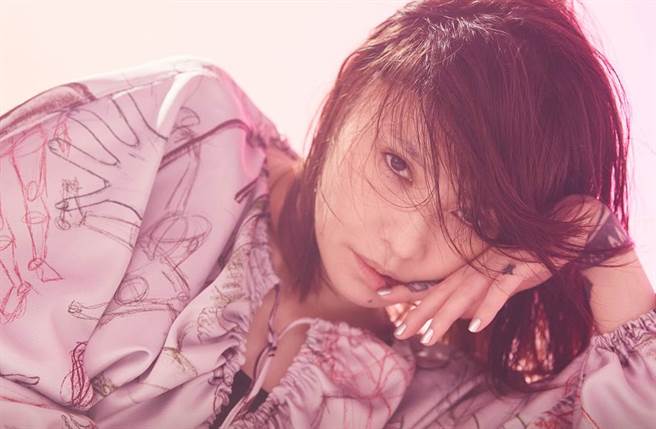 鬼束千寻情绪失控狂踢救护车，遭警方以「现行犯」逮捕。（图／鬼束千寻推特）