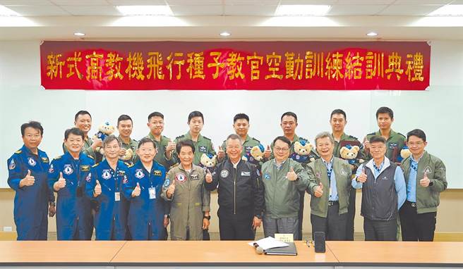 勇鹰新式高级教练机空勤人员第一阶段结训典礼日前举行，共有6名教官结训。（汉翔提供）