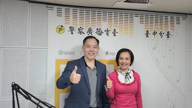 台中市警局少年警察隊長陳文哲(左)專程到警察廣播電台台中分台，接受節目主持人沈燕專訪，針對青少年常見犯罪問題進行探討與宣導。（警方提供）