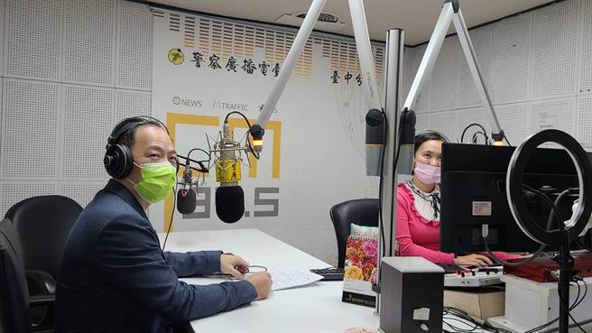 台中市警局少年警察隊長陳文哲(左)專程到警察廣播電台台中分台，接受節目主持人沈燕專訪，針對青少年常見犯罪問題進行探討與宣導。（警方提供）