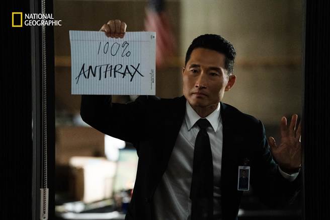 金大賢在《炭疽病浩劫》中飾演聯邦調查局探員。（國家地理頻道提供）