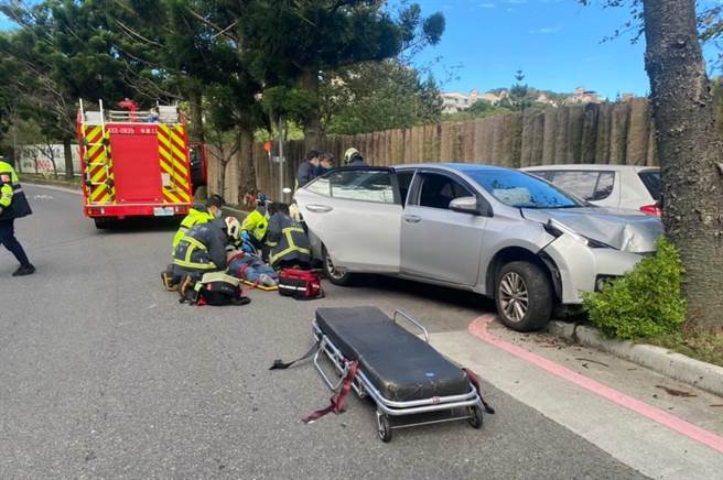 47歲蔣姓男子今（29日）上午8時許，開車搭載6歲兒子行經新北市新店區安祥路，疑因身體不適自撞路旁行道樹。（翻攝畫面）