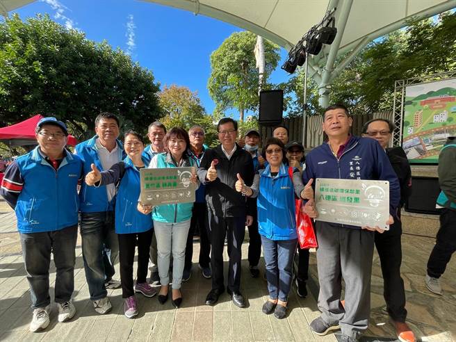 Omicron來勢洶洶，桃園市長鄭文燦(中)29日表示，目前集中檢疫所量能準備好最重要。(呂筱蟬攝)