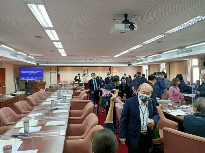立法院交通委员会今（29）日审查111年度公路总局及观光局总预算，不料立法院交通委员会召集人陈雪生突然喊卡：因为执政党公投行政不中立。（图／简立欣摄）