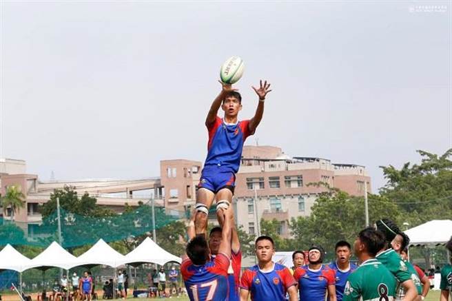 陆军官校橄榄球队日前举办迎新活动，但却发生学长对学弟拳脚相向，军方说这只是嬉闹。图中人物非当事人。（摘自陆军官校网页／林瑞益高雄传真）