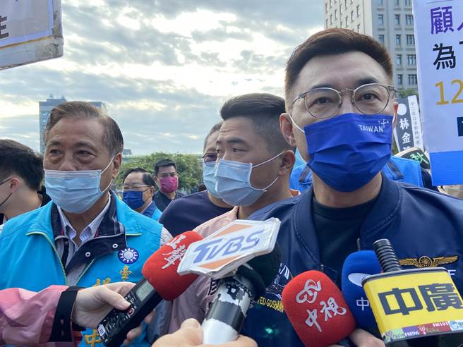 立委江启臣表示，民进党在立法院强势通过2400亿採购军事武器，为什么不来救少子化，庞大军购经费不来帮年轻人养孩子，没有孩子没有下一代，有飞弹有什么用？（卢金足摄）