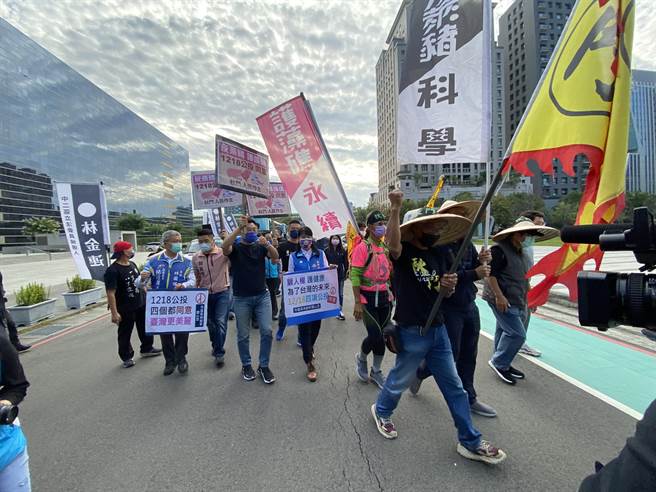 秋斗行脚到台中宣传公投「反莱猪、护藻礁」理念。（卢金足摄）