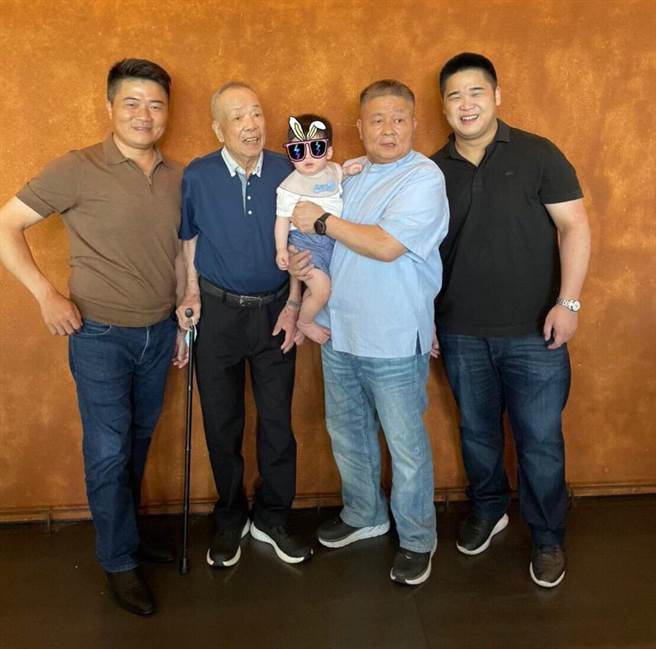 图为顏宽恒今年父亲节PO出五代同堂照片。（图／摘自顏宽恒脸书）