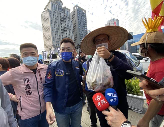 参加中二选区补选的前立委顏宽恒（左）今日出席秋斗行脚活动，在场中并未发言。（卢金足摄）