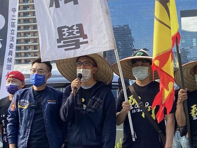 秋斗发言人李建诚（中）表示，1218公投是台湾人民作主的机会，他们诉求「反莱猪、护藻礁」，号召大家出来投同意的这一票。（卢金足摄）