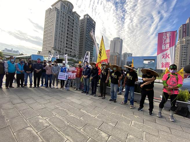 秋斗行脚29日到台中宣传「反莱猪、护藻礁」理念，抨击民进党政府是「国家说谎队」。（卢金足摄）