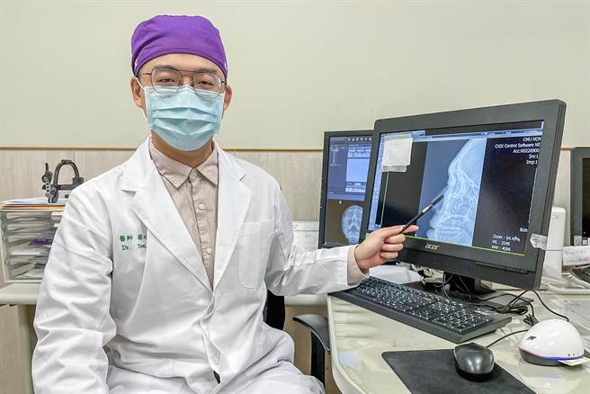 中医大新竹附医耳鼻喉科医师蔡以璇建议鼻骨骨折受伤后应立即就医，避免延误治疗黄金时期。（罗浚滨摄）