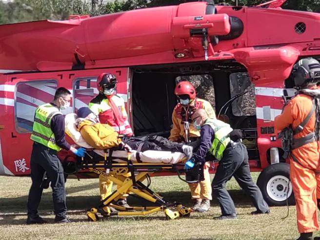 空勤直升機已將傷者成功吊掛，目前已送往東勢農民醫院救治。  （台中市消防局提供／陳淑娥台中傳真）