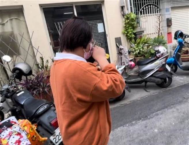 高妈妈29日到幼稚园拿回高小妹在学校的生活用品，家属及园方再次会谈，但并未达成共识，甚至发生争执，高妈妈想到女儿的遭遇难掩泪水。（洪浩轩摄）