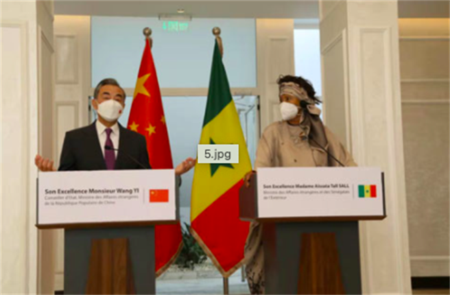 大陆外长王毅（左）、塞内加尔外长艾莎塔（右）。（大陆外交部网站）